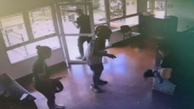 El momento en el que el bebé ingresa en la comisaría de Oberá. El momento en el que el bebé ingresa en la comisaría de Oberá.