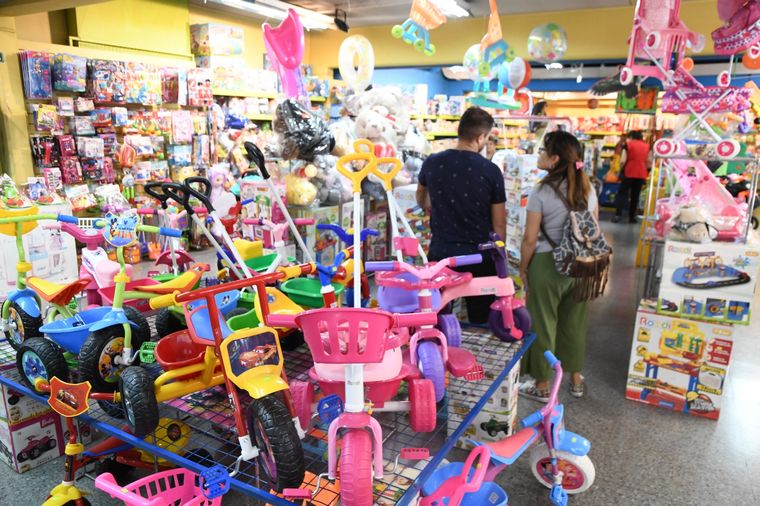 Los padres ya van planificando las compras de Navidad Foto: Maximiliano Ríos/MDZ