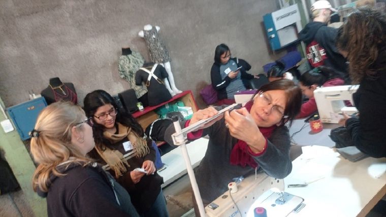 Vecinos y vecinas de Godoy Cruz participan en los talleres de oficios impulsados por el Municipio para fortalecer la Economía Social.