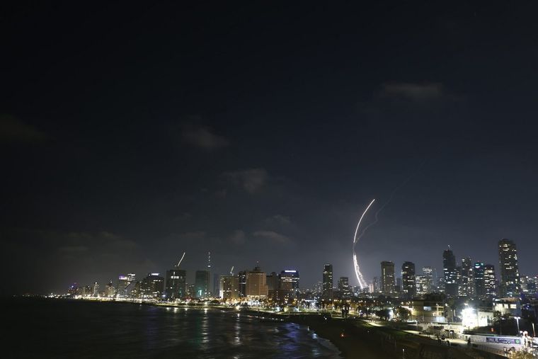 El sistema de defensa aérea de Israel dispara para interceptar misiles sobre Tel Aviv