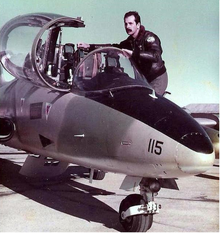 Owen Crippa y el avión que utilizó en Malvinas Foto: Archivo