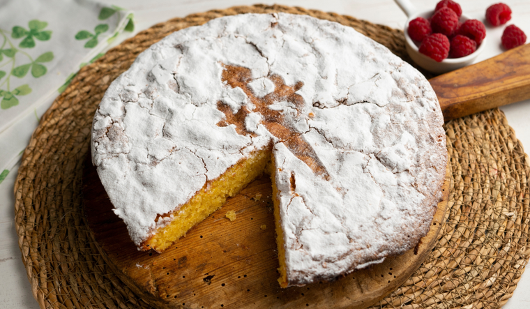 La receta original de la Tarta de Santiago no llevaba azúcar glas ni la famosa Cruz; estos elementos se añadieron siglos después para diferenciarla visualmente de otras tartas de almendra que seguían una receta muy similar La receta original de la Tarta de Santiago no llevaba azúcar glas ni la famosa Cruz; estos elementos se añadieron siglos después para diferenciarla visualmente de otras tartas de almendra que seguían una receta muy similar