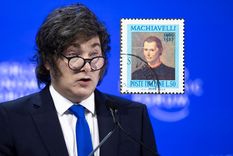 Javier Milei en el Foro de Davos, y la figura de Nicolás Maquiavelo. Javier Milei en el Foro de Davos, y la figura de Nicolás Maquiavelo.