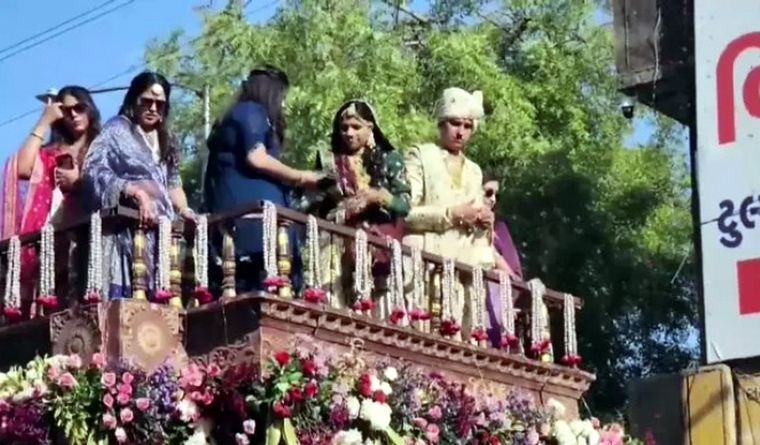 Captura del video de la pareja regalando su fortuna. Foto: Captura de pantalla.