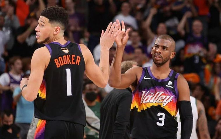 Booker y Paul, dos de las figuras de los Suns Foto: DPA
