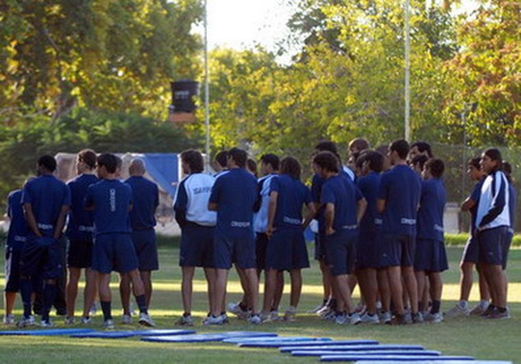 Los jugadores volvieron a sentir la presión de los barras. Foto: Nacho Gaffuri / MDZ