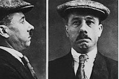 Fotos del prontuario de un hombre identificado como Ret Marut (B. Traven) cuando fue arrestado en Londres, en 1923. Fotos del prontuario de un hombre identificado como Ret Marut (B. Traven) cuando fue arrestado en Londres, en 1923.