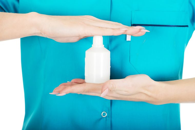El agua oxigenada es una aliada para blanquear. Fuente: Shutterstock. El agua oxigenada es una aliada para blanquear. Fuente: Shutterstock.