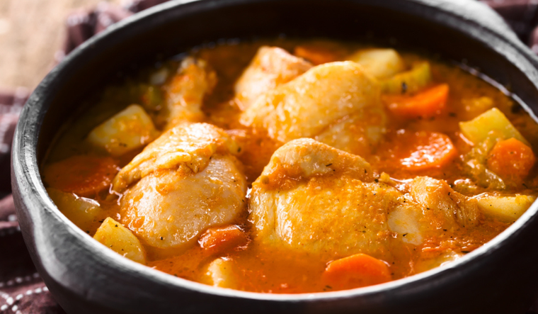 Delicioso pollo a la cazuela con papas y zanahorias Foto: Shutterstock