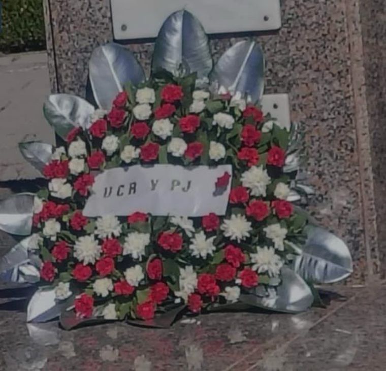 No es ironía. Es la ofrenda floral puesta en el homenaje a Alfonsín en La Plata. No es ironía. Es la ofrenda floral puesta en el homenaje a Alfonsín en La Plata.