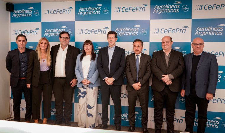 Autoridades de Migraciones, Ministerio del Interior, Aerolíneas Argentinas y Reconquista durante el anuncio de la nueva ruta. Foto: Aerolíneas Argentinas