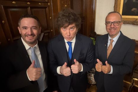 Javier Milei habló con dos economistas oficialistas. Javier Milei habló con dos economistas oficialistas.