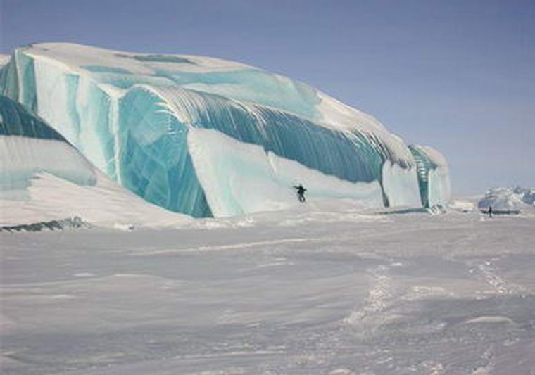 Gigantesca ola congelada.