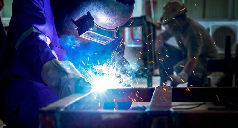 La inteligencia artificial avanza, pero son los oficios poco valorados los que seguirán sosteniendo la economía real.