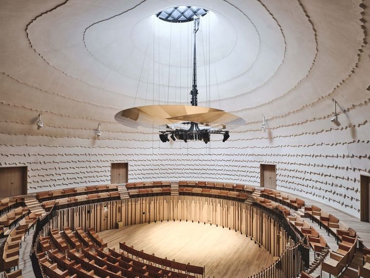 La Source Vive se basó en una arquitectura que envuelve tanto al público como a los músicos, ya que la redondez y fluidez de sus formas crean una atmósfera envolvente que intensifica la singular sensación de cercanía con los artistas durante las actuaciones.