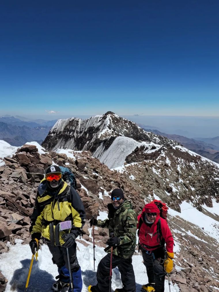Veteranos argentinos y británicos cumplieron con su meta y alcanzaron la cima del Aconcagua. Veteranos argentinos y británicos cumplieron con su meta y alcanzaron la cima del Aconcagua.