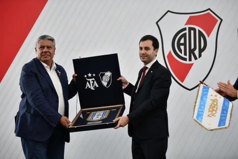 Chiqui Tapia y Stefano Di Carlo hace varios meses atrás. River vuelve a las reuniones de Comité Ejecutivo de AFA y presentará un documento crítico con pedido de reformas. Chiqui Tapia y Stefano Di Carlo hace varios meses atrás. River vuelve a las reuniones de Comité Ejecutivo de AFA y presentará un documento crítico con pedido de reformas.