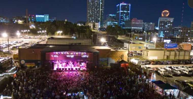 Grinders KC es conocido como el principal espacio para música y eventos al aire libre de Kansas City, al punto que figura en la lista de los 10 mejores lugares para música en vivo y vida nocturna según el periódico Usa Today. Grinders KC es conocido como el principal espacio para música y eventos al aire libre de Kansas City, al punto que figura en la lista de los 10 mejores lugares para música en vivo y vida nocturna según el periódico Usa Today.