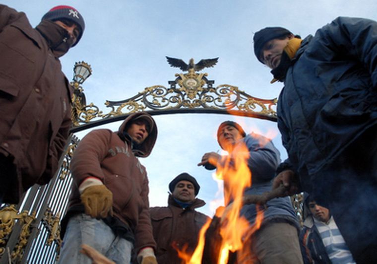 Apsotados en los portones de Parque piden un nuevo aumento. Foto: Nacho Gaffuri / MDZ