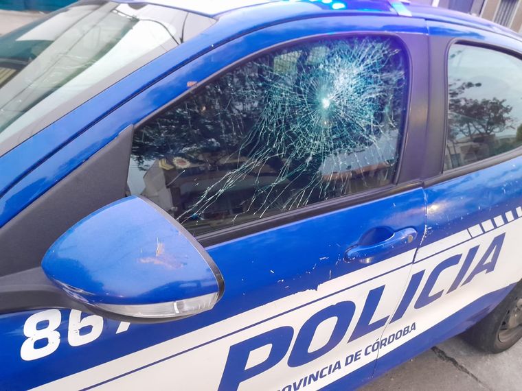 Así quedó el patrullero tras el enojo vecinal Foto: Twitter: @alejandropozo