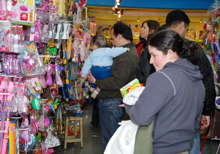 Comienza la venta de juguetes. Foto: Nacho Gaffuri