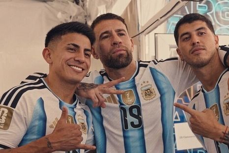 Thiago Almada, Nicolás Otamendi y Exequiel Palacios durante la divertida producción de fotos de la Selección argentina. Thiago Almada, Nicolás Otamendi y Exequiel Palacios durante la divertida producción de fotos de la Selección argentina.