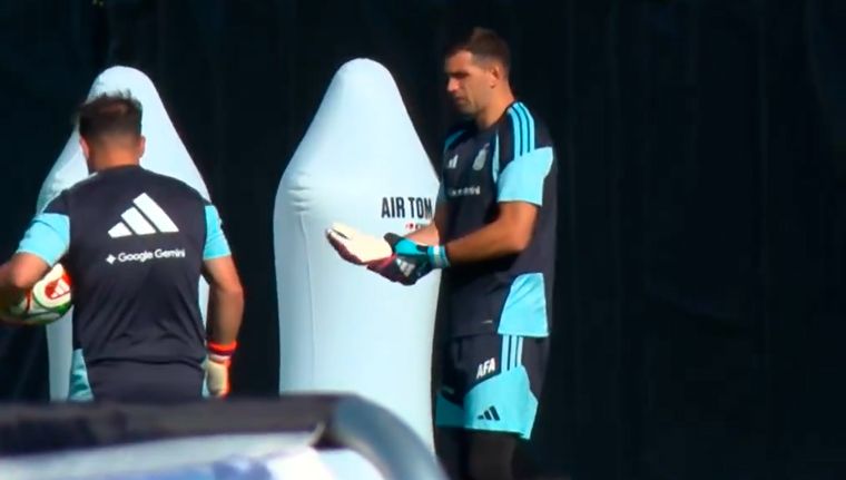 El Dibu Martínez se entrena con la Selección argentina.