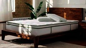 Hay una forma de hacer que la limpieza de un colchón sea más sencilla sin sacrificar la limpieza: colocar el limpiador a vapor sobre él. Foto: Silk & Snow