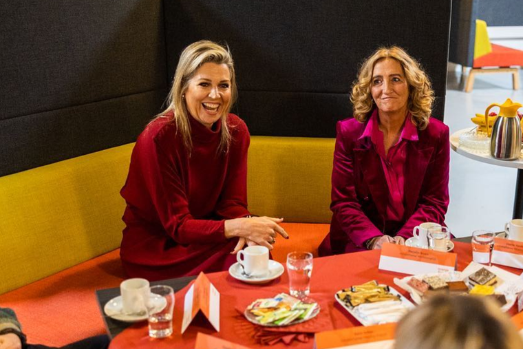 Máxima, disfrutando de cosas ricas en un té. Foto: INSTAGRAM @koninklijkhuis