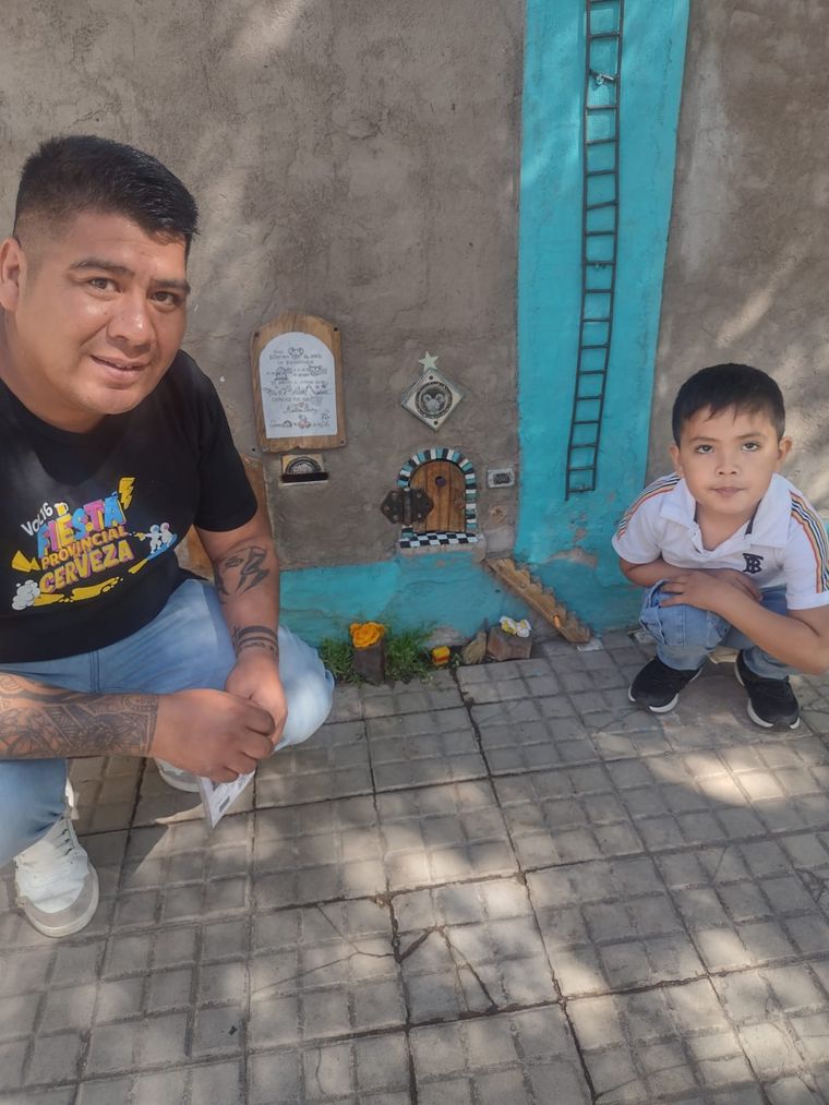Izan con su papá cuando fueron a conocer la casa del Ratón Pérez. Foto: Gentileza