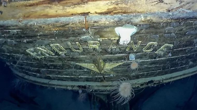 Estas son las primeras imágenes del Endurance. En ellas puede apreciarse el nombre del barco tallado sobre la popa. Foto: FMHT / NATIONAL GEOGRAPHIC