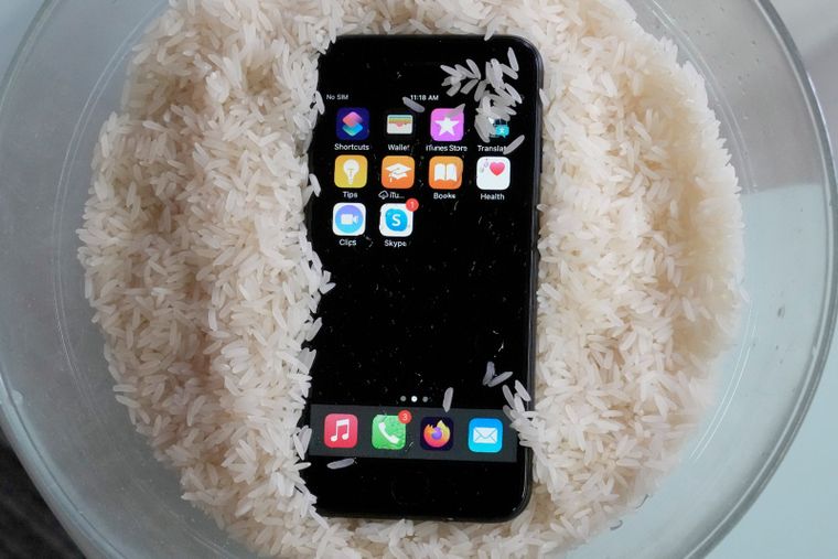 El arroz, mito popular en casos de móviles mojados, puede generar más daños que soluciones si se usa como único recurso de secado.