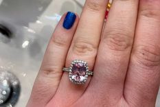 El método de remojo con agua tibia y jabón suave es apropiado para limpiar la mayoría de las joyas. Foto: Punteha van Terheyden