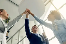 Empiezan a consolidarse algunas tendencias claras sobre el tipo de liderazgo que demandan las organizaciones actuales. Empiezan a consolidarse algunas tendencias claras sobre el tipo de liderazgo que demandan las organizaciones actuales.