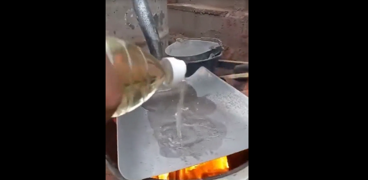 Dos intrépidos albañiles mostraron en un video cómo se las arreglan para cocinar unas milanesas en una pala Foto: Captura de video