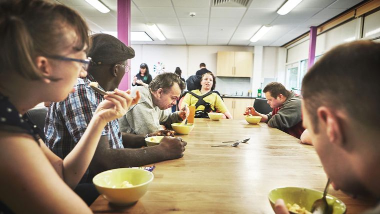 Muchas personas en Reino Unido, como le ocurre a la familia de Nicole, dependen de los bancos de alimentos para cubrir todas sus necesidades.