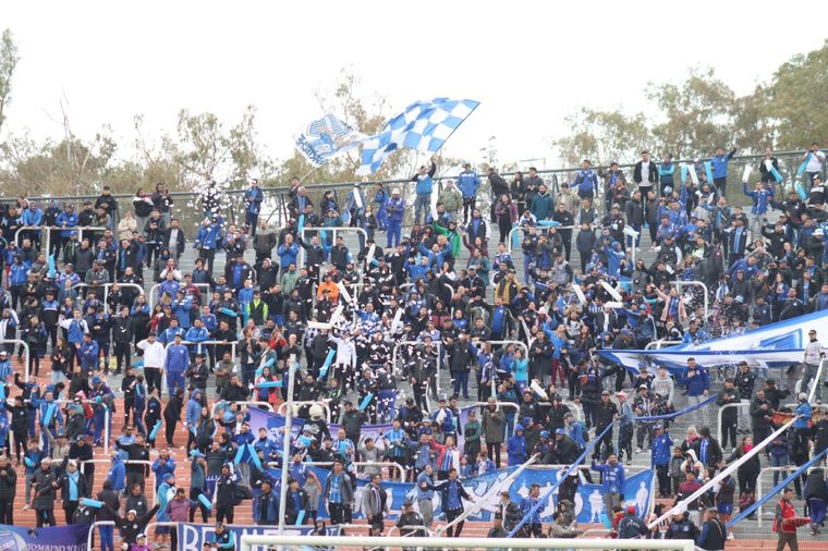 Los verdaderos hinchas, re calientes con la barra. Foto: Santiago Tagua / MDZ