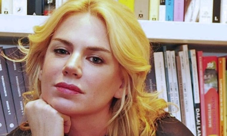 Esmeralda Mitre mostró el antes y el después de su última cirugía estética La actriz se mostró muy feliz por los resultados Foto: @esmeraldamitreok