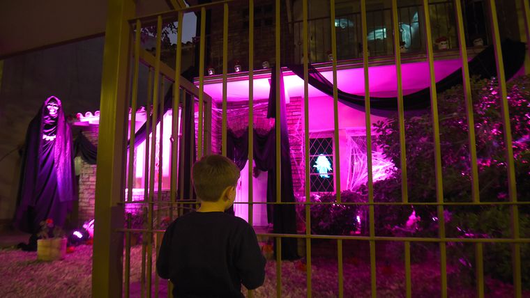 Con figuras gigantes, luces y humo, esta casa de la Emilio Civit se convirtió en tradición para los mendocinos, sobre todo para los más chicos. Con figuras gigantes, luces y humo, esta casa de la Emilio Civit se convirtió en tradición para los mendocinos, sobre todo para los más chicos.