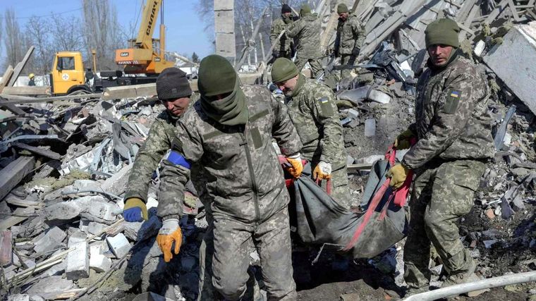 Soldados ucranianos retiran el cuerpo de un combatiente caído. Foto: Rtve.