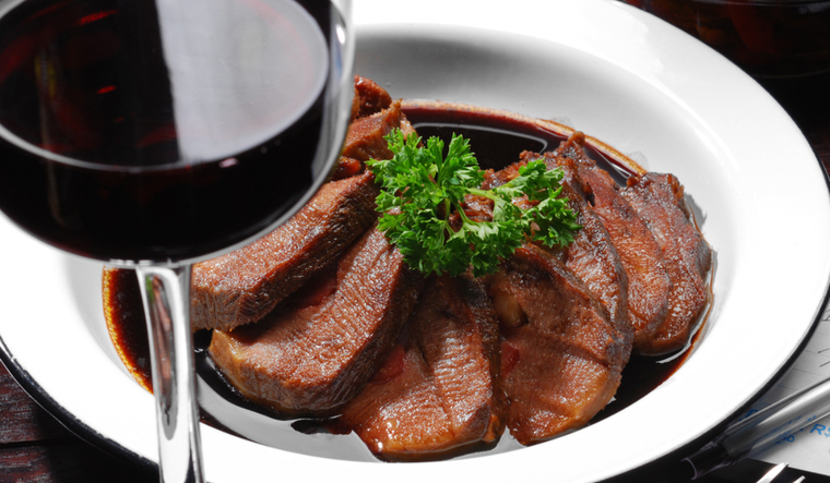 Filete de ternera con salsa de vino tinto: una cena elegante y fácil de hacer Foto: Shutterstock