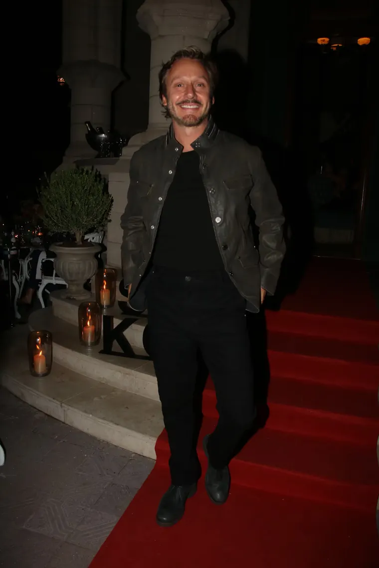 El actor asistió al desfile de Kosiuko con bigote, barba y estética boho chic. El actor asistió al desfile de Kosiuko con bigote, barba y estética boho chic.