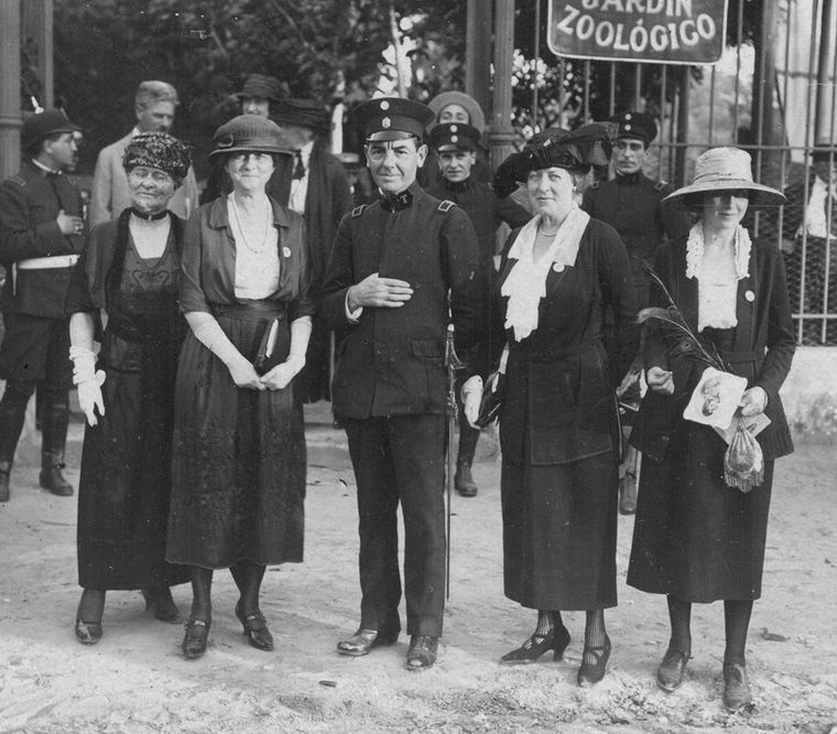 tatarabuelos Mendocinos en la entrada del zoológico (circa 1910). Archivo General de la Nación.