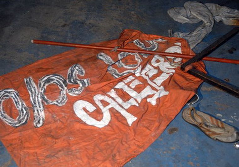 Una bandera y una zapatilla, testigos mudos de la tragedia. Foto: Telam