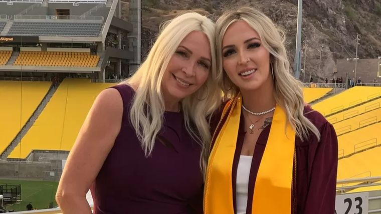 Foto: Rhonda Kampert (izq.) usó sus bitcoins recuperados para ayudar a su hija Megan a pagar la universidad.