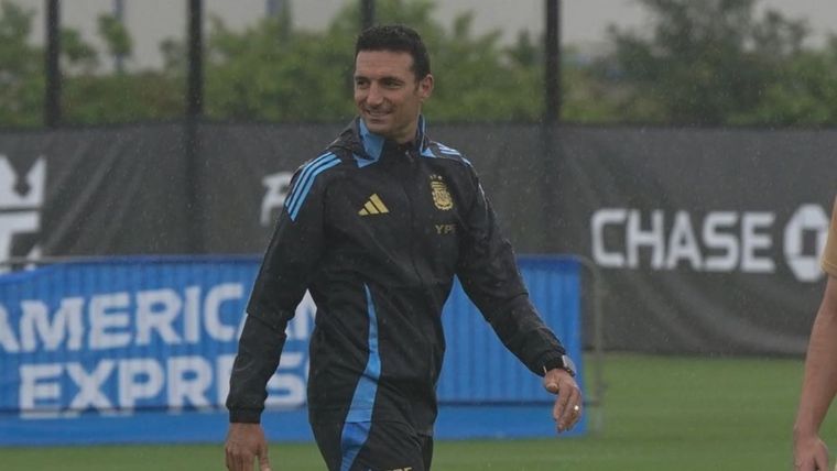 El campeón del mundo planifica el equipo que irá por el título. Foto: @Argentina