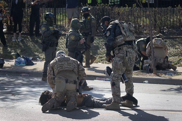 Los enfrentamientos entre agentes migratorios y manifestantes ya deja varios arrestos.