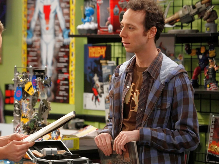 Stuart, el dueño de la tienda de cómics de The Big Bang Theory, tendrá el mando de este delirante spin-off. Stuart, el dueño de la tienda de cómics de The Big Bang Theory, tendrá el mando de este delirante spin-off.
