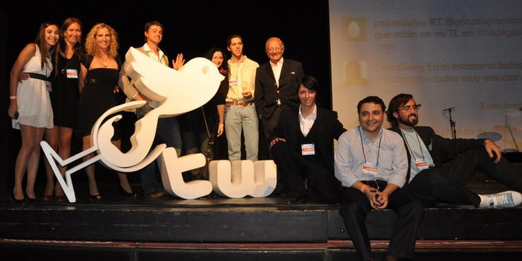 El doctor Abel Albino junto a todos los organizadores de BodegasTW, rodeando el logo gigante del encuentro. Foto: Alf Ponce / MDZ