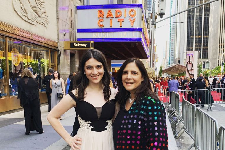 Sammi, que aparece aquí con su madre en los premios Tony en Nueva York, ha desarrollado su carrera en el teatro.